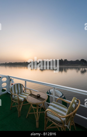 Lever du soleil depuis le pont d'un River Nile Cruiser entre Louxor et Quena, vallée du Nil, l'Egypte Banque D'Images