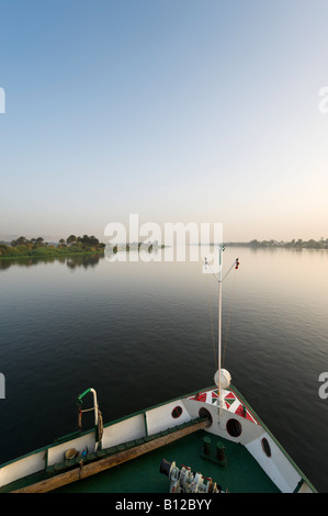 À l'aube vue depuis le pont d'un River Nile Cruiser entre Louxor et Quena, vallée du Nil, l'Egypte Banque D'Images