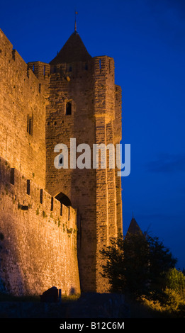 Les murs de la ville de Carcassonne, une ville fortifiée médiévale française lit up at night Banque D'Images