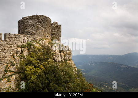 Ruines de château dans les Pyrénées françaises, paysage de montagne, le château de Peyrepertuse en Languedoc Roussillon Sud de France Banque D'Images