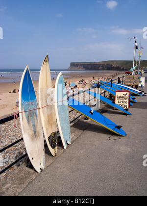 Des planches de surf à égalité contre station main courante à l'extérieur de la boutique de surf à Saltburn Cleveland UK Banque D'Images