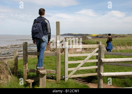 Walker sur stile et femme en attente, Kilve, Somerset, England, UK Banque D'Images