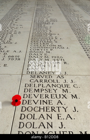 Les noms des soldats disparus de la Première Guerre mondiale suivant inscrit sur porte de Menin à Ypres en Belgique Banque D'Images