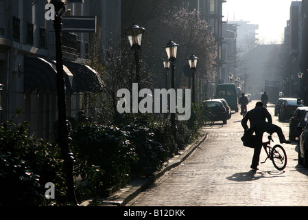 L'homme sur un vélo, à Amsterdam, aux Pays-Bas, rétroéclairage classique de droit Banque D'Images