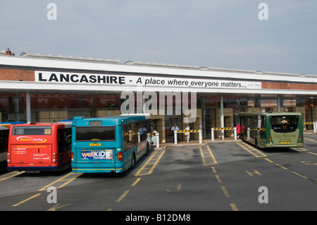 Autobus stationnés à Chorley informatisées station de bus du centre-ville de Chorley Lancashire Wigan UK Banque D'Images