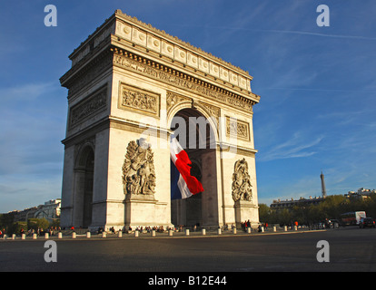 Arc de Triomphe drapeau à breeze Banque D'Images