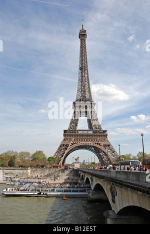 Paris, Tour Eiffel et Bateaux Mouches du pont d'Iéna Banque D'Images