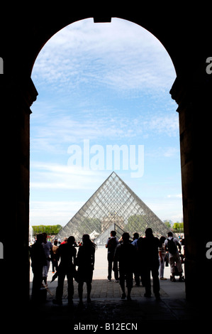 Pyramide de verre entrée principale Le Louvre Paris, avec l'arche dans main palace Banque D'Images