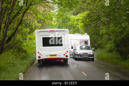 Deux caravanes passant l'autre dans le parc national New Forest, Hampshire. UK. Banque D'Images