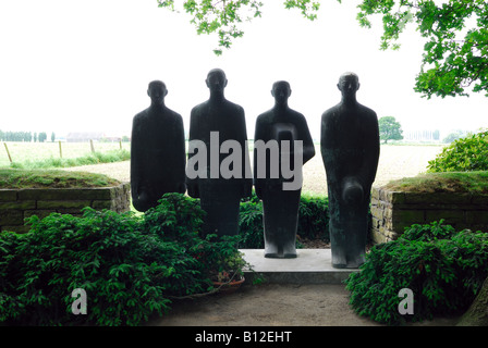 Sculpture en bronze à la Première Guerre Mondiale allemand de Langemark Belgique Ypres cimetière Banque D'Images