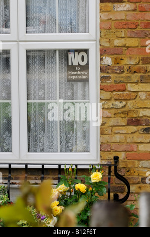 Sipson village, à côté de l'aéroport de Heathrow aucun signe de protestation troisième piste dans la fenêtre de chambre ©Mark Shenley Banque D'Images