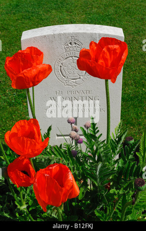 Pierre tombale dans le cimetière de guerre de la Première Guerre mondiale Ramparts Cemetery également connu sous le nom de porte de Lille Cemetery Ypres Belgique Banque D'Images