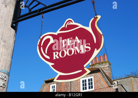 Les salons de thé, signe de l'usine de Chesapeake, Bridge Street, Wickham, Hampshire, Angleterre, Royaume-Uni Banque D'Images
