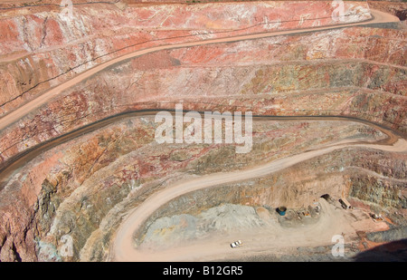 Mine très profondes avec des couches dans la couche rocheuse Banque D'Images