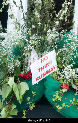 Sipson village, à côté de l'aéroport de Heathrow aucun signe de protestation troisième piste dans un jardin local ©Mark Shenley Banque D'Images