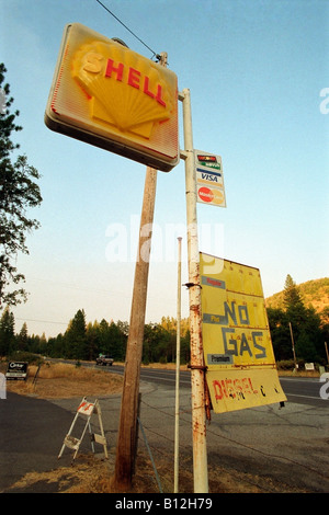 Photo du fichier : Californie, États-Unis.Panneau vandalisé sur une station-service Shell abandonnée le long de la California Highway 120 menant au parc national de Yosemite. Banque D'Images