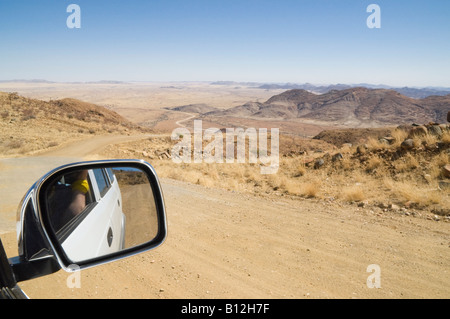 C'est miroir d'un 4x4 au cours de la conduite vers le bas spreetshoogte pass Banque D'Images