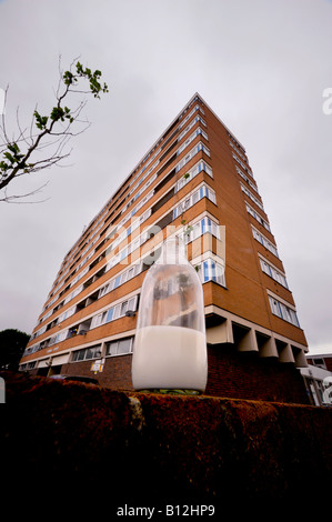 Une bouteille de lait partiellement ivre laissée sur un mur à l'extérieur d'un bloc d'appartements. Banque D'Images