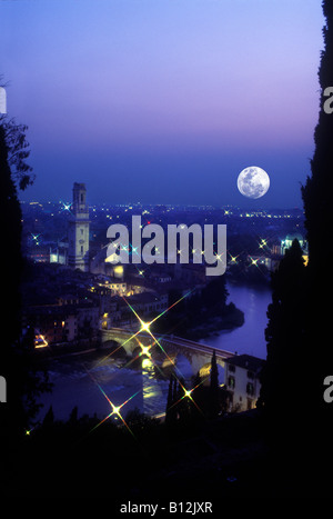 PONTE PIETRA ET LA VIEILLE VILLE DE VÉRONE ADIGE VÉNÉTIE ITALIE SKYLINE Banque D'Images