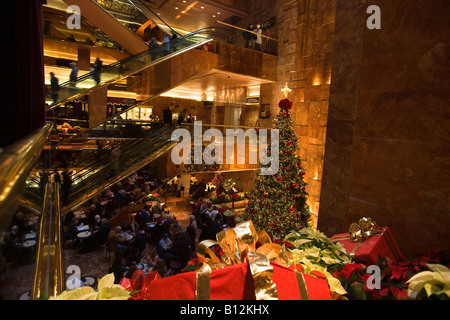 ATRIUM NOËL TRUMP TOWER Shopping Mall, Cinquième Avenue, NEW YORK CITY Banque D'Images