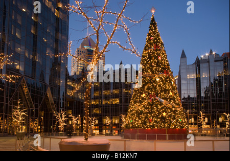 Arbre de Noël PLACE TOWER PPG (© PHILIP JOHNSON / JOHN BURGEE 1984) CENTRE-VILLE DE PITTSBURGH PENNSYLVANIA USA Banque D'Images