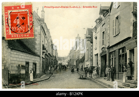 Carte postale représentant le long de la route principale "Grande Rue", Preuilly-sur-Claise, Indre-et-Loire, France, vers 1908. Banque D'Images