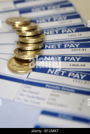 Fiche de paie britannique montrant SALAIRE NET MONTANT ET DEVISE RE RÉCESSION LA CRISE DU CRÉDIT COÛT DE LA VIE LES REVENUS DES PRÊTS HYPOTHÉCAIRES ÉPARGNE ETC UK. Banque D'Images
