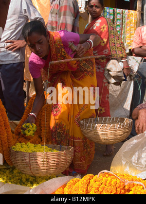 Fleurs de pesage au Malik Ghat marché aux fleurs à Calcutta Banque D'Images