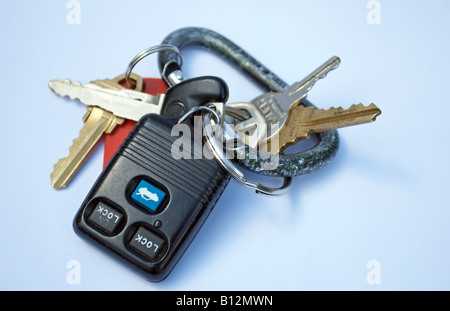 Des clés de voiture et une voiture à distance de verrouillage et de déverrouillage pour déverrouiller la voiture à une distance Banque D'Images