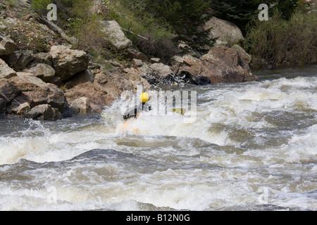 Kayak paddler négocie en eau vive de catégorie 5 Craquement clair sur une belle après-midi au début de l'été au Colorado Banque D'Images