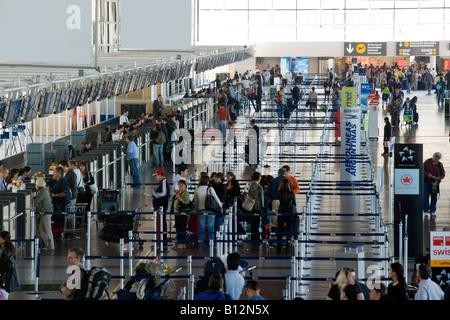 HALL DE DÉPART DE L'AÉROPORT INTERNATIONAL DE SANTIAGO Chili BENITEZ Banque D'Images