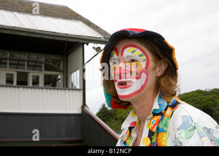 Les courses de chevaux ont participé à l'événement de Stevie (MR) le clown professionnel et de marionnettes à la réunion de courses à l'hippodrome de Perth, Ecosse, Royaume-Uni Tayside Banque D'Images