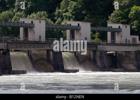 E.ON d'une centrale hydroélectrique sur la rivière Inn, Wasserburg, Bavière, Allemagne. Banque D'Images