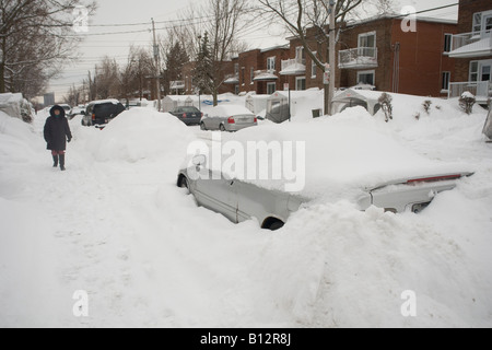 Une scène de la neige le long de la rue de banlieue Montréal liés après une forte tempête de neige. Banque D'Images