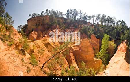 Le but de 'path' dans l'Ocre Roussillon commune (France). Vue panoramique du 'Sentier des ocres de Roussillon (84220 - France). Banque D'Images