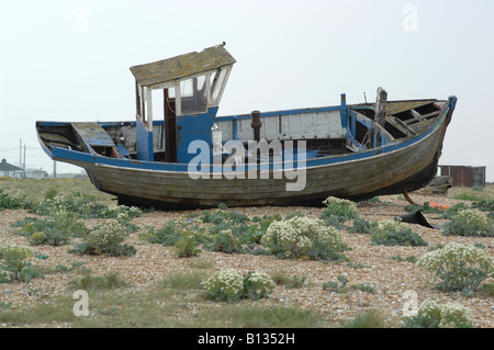 Vieux bateau de pêche abandonnés, Dungeness, dans le Kent, Angleterre Banque D'Images