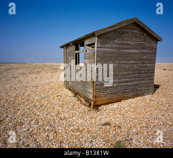 Vieille cabane de pêcheurs sur une plage de galets. Kent England UK dormeur Banque D'Images