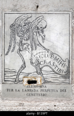 Photo de la mort ailée sur plaque de marbre à l'extérieur de l'église de Saint Mary - Santa Maria - della morta Banque D'Images