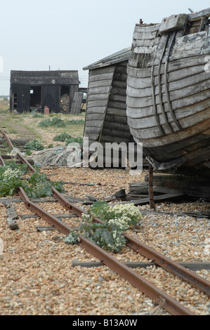 Vieux bateau de pêche abandonnés, Dungeness, dans le Kent, Angleterre Banque D'Images