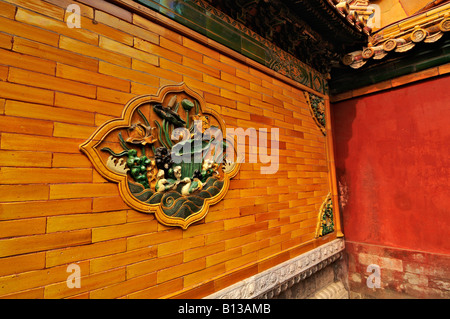 Sol carrelé et peint corner dans la Cité Interdite avec un motif de carrelage de la récolte et de l'agriculture Chine Beijing Banque D'Images