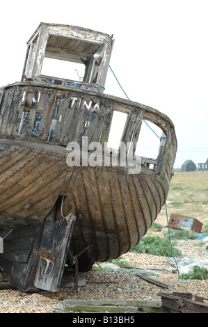 Vieux bateau de pêche abandonnés, Dungeness, dans le Kent, Angleterre Banque D'Images