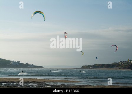 Les amateurs de kitesurfing lors d'une journée d'hivers froids au large de Bantham Beach, South Devon. ROYAUME-UNI Banque D'Images
