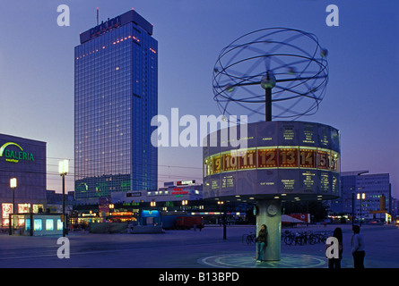 Berlin. L'Alexanderplatz. Weltzeituhr. Horloge universelle. World Time Zone. Park Inn Hotel. Banque D'Images