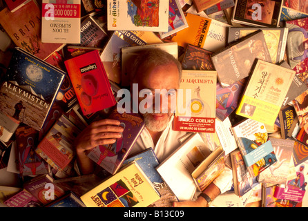 Écrivain brésilien Paulo Coelho enfoui dans ses livres à son appartement à Rio de Janeiro, Brésil 11 01 02 Banque D'Images