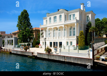 À Yenikoy Yali face au Bosphore près de Istanbul Banque D'Images