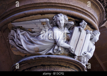 Anges sur la colonne au Musée de Cluny à Paris, France. Banque D'Images