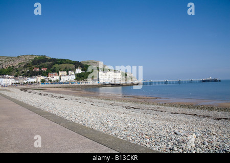 Conwy Llandudno North Wales UK peut à l'ensemble Côte-Nord vers la longue jetée de cette populaire station balnéaire du Pays de Galles Banque D'Images