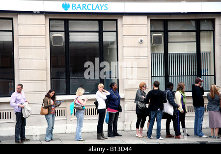Les clients en attente pour cash machine dans London street Banque D'Images