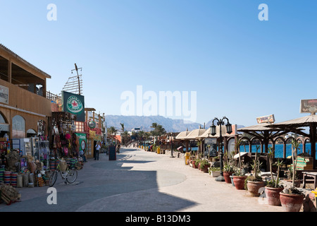 Boutiques et restaurants de front de mer, dans le district d'Asilah, Mashraba Dahab, golfe d'Aqaba, côte de la mer Rouge, Egypte Banque D'Images