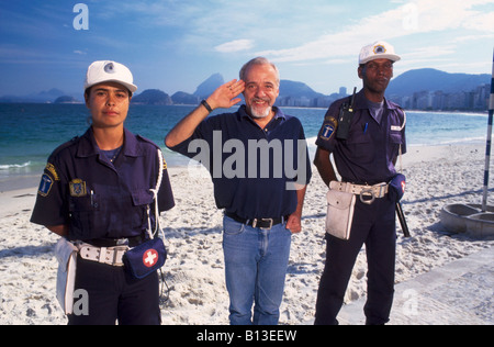 Écrivain brésilien Paulo Coelho avec les agents de police à Copacabana Rio de Janeiro Brésil 11 01 02 Banque D'Images